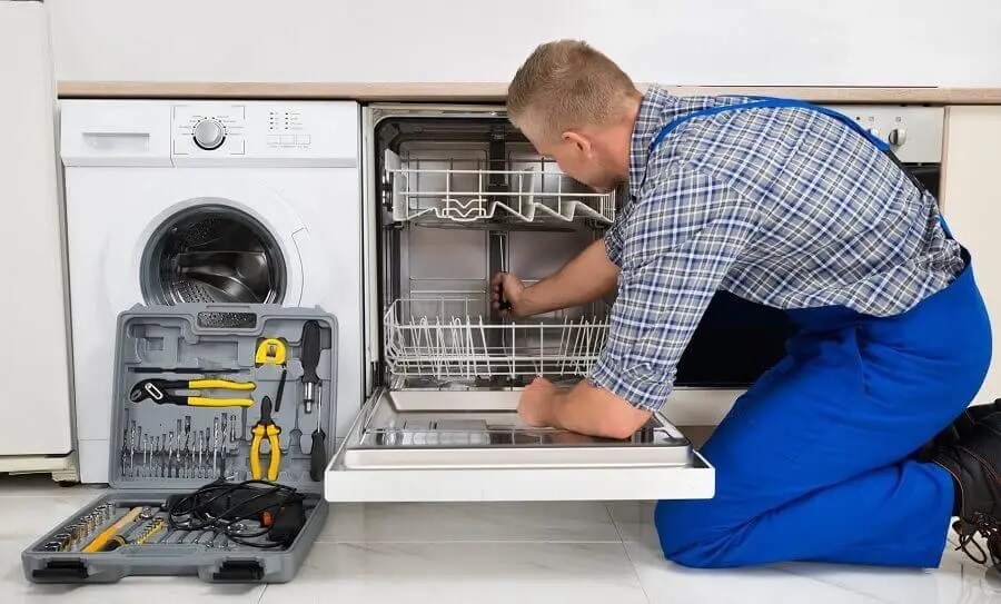 Bala Dominox servisi teknisyen ekibi beyaz eşya tamiri yaparken